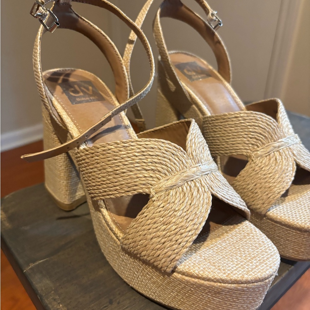 NEVER WORN DV by Dolce Vita Women's Cream Platform Heels